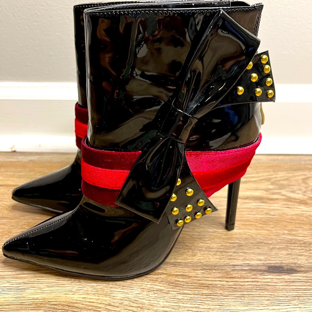 Super cute booties size 6.5 Woman’s 
Man made material